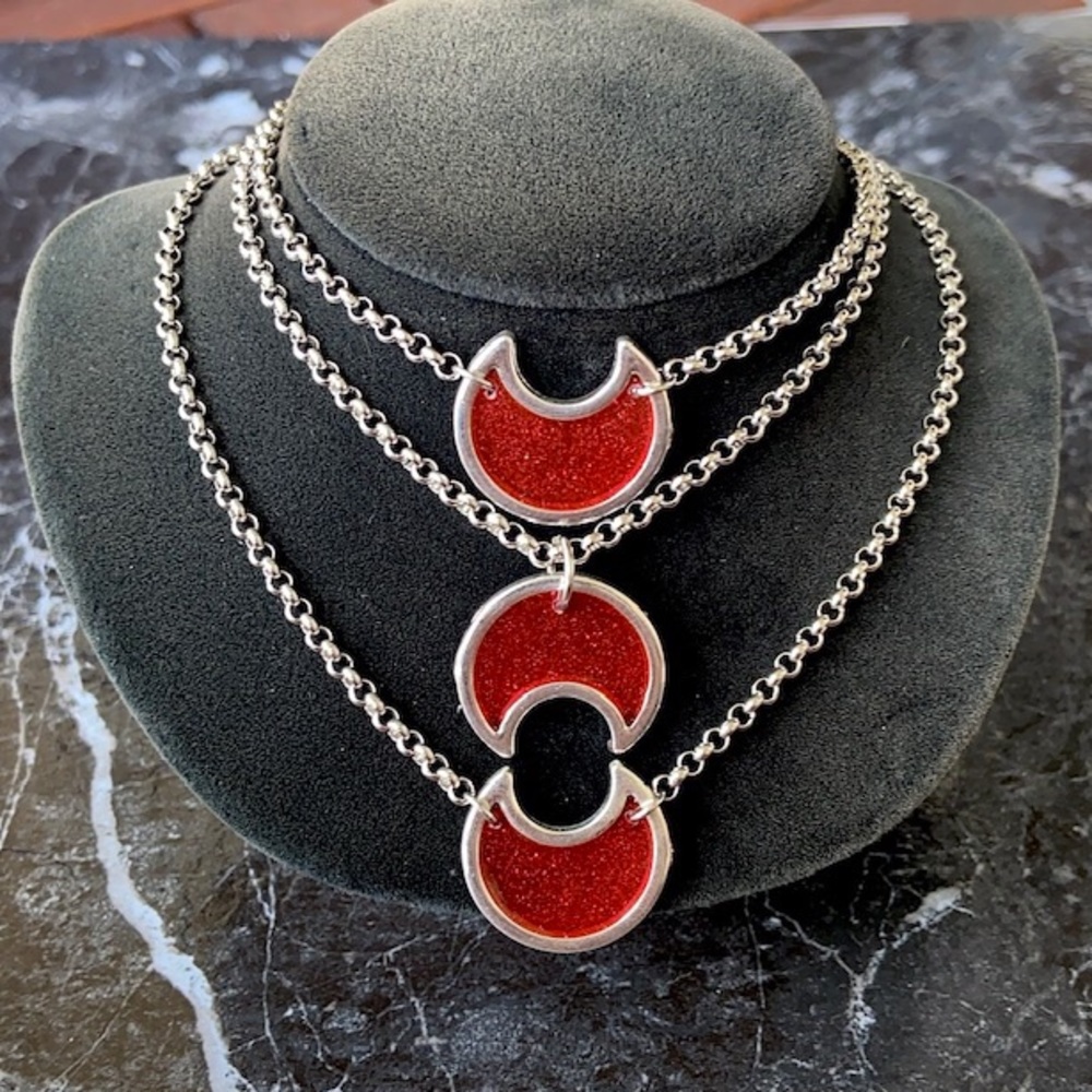 Red & silver resin crescent moons 3 layer necklace - Picture 5 of 10
